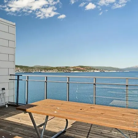 Arctic Waterfront Balcony & Views トロムソ