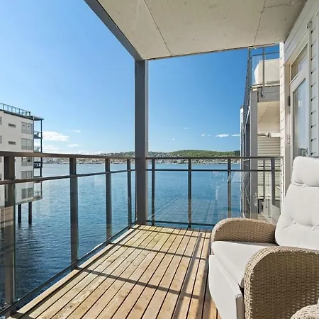 Arctic Waterfront Balcony & Views *